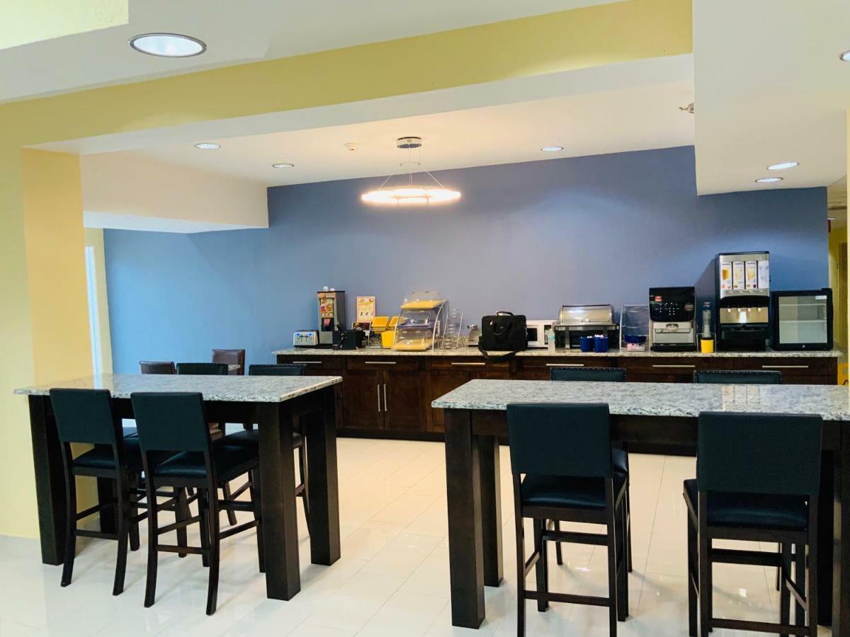 Hotel Days & By Wyndham Tampa/raymond Stadium 2*