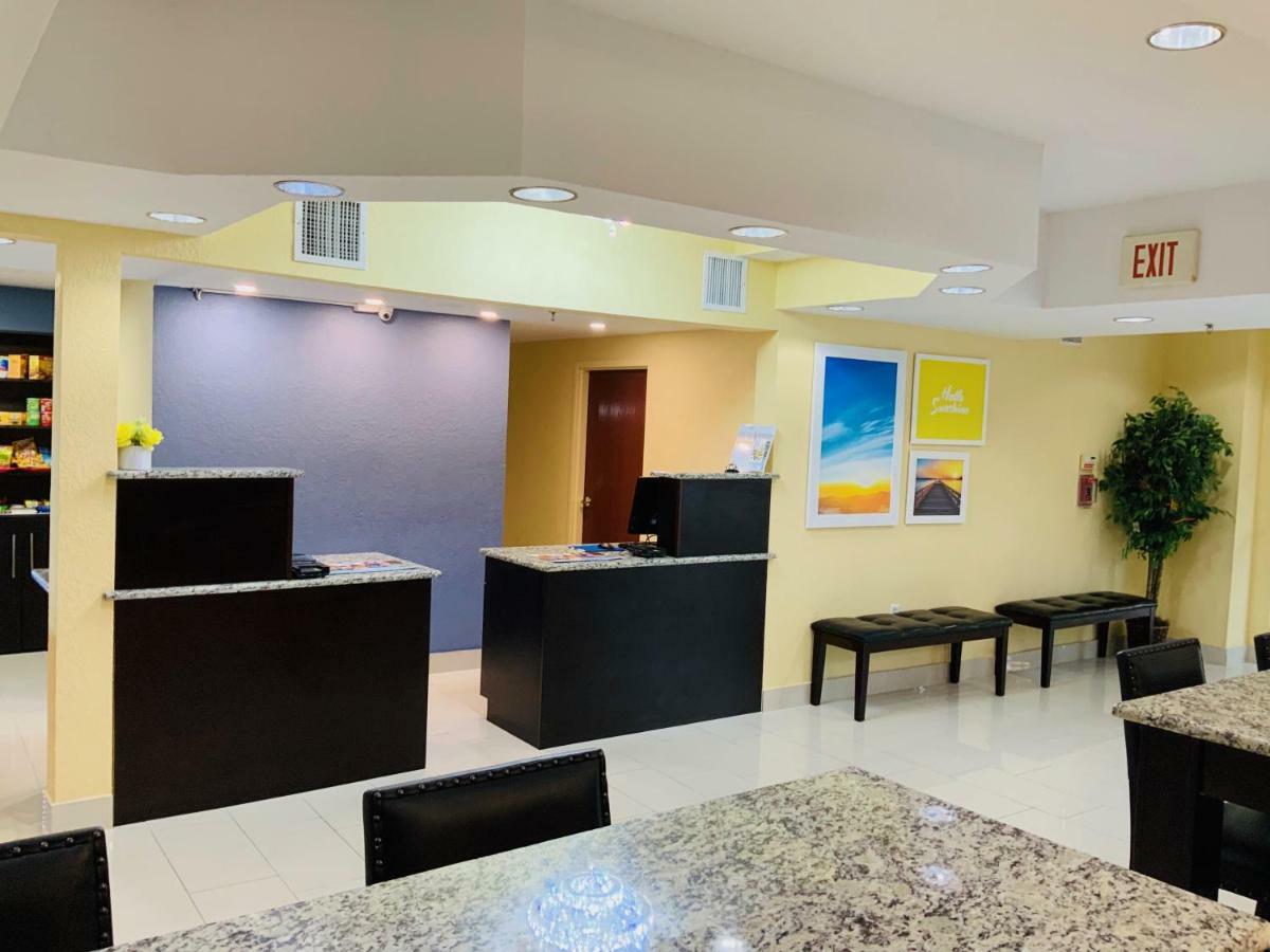 Days & By Wyndham Tampa/raymond Stadium Hotel 2*
