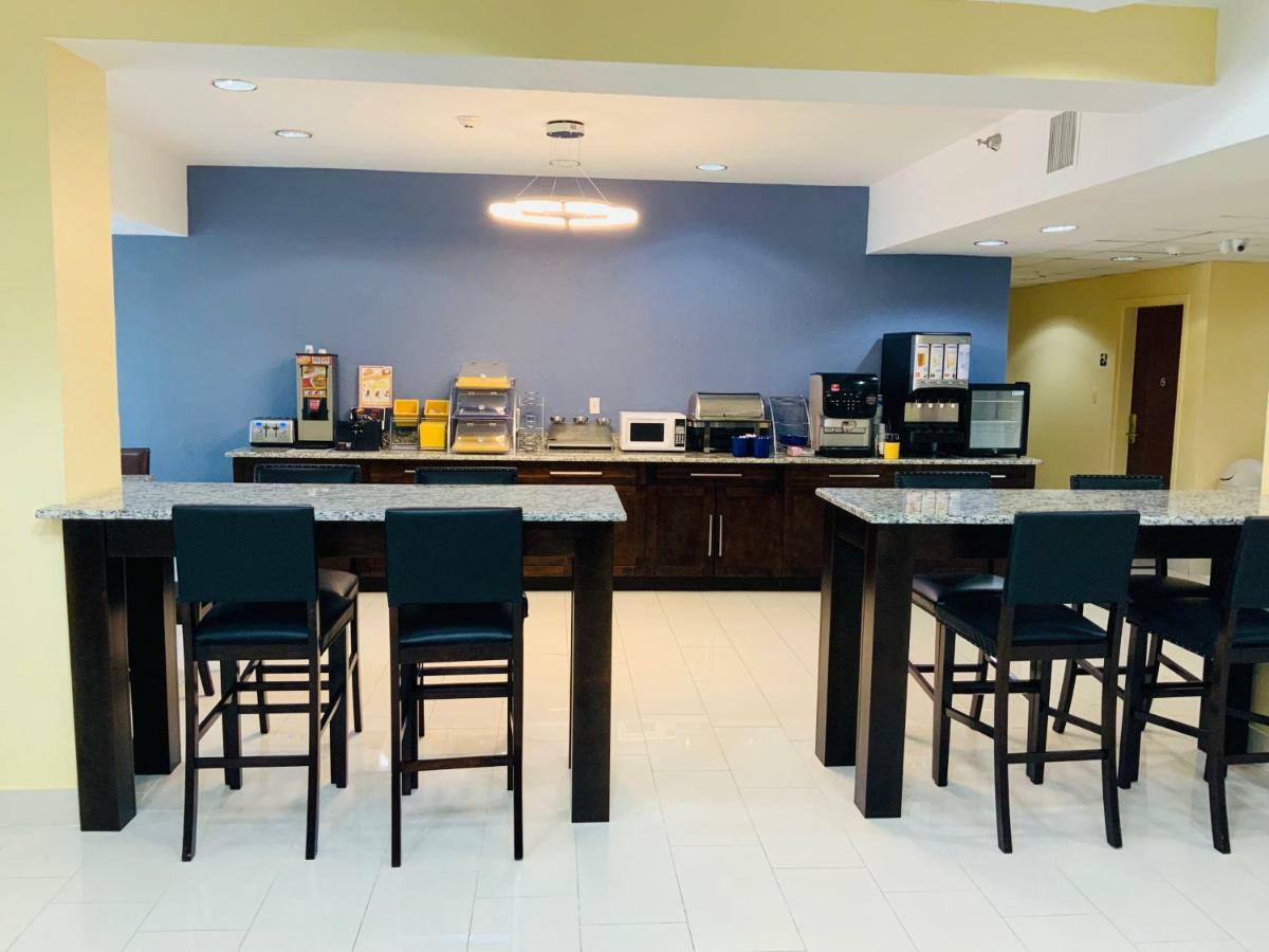 Days & By Wyndham Tampa/raymond Stadium