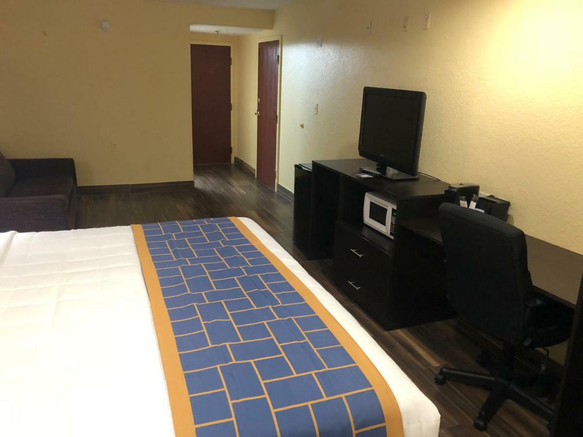 Hotel Days & By Wyndham Tampa/raymond Stadium