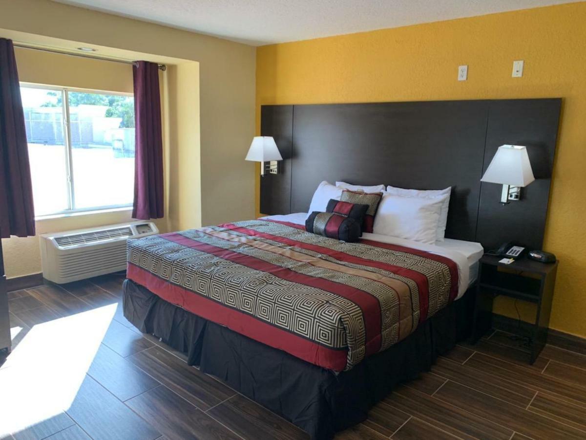 Days & By Wyndham Tampa/raymond Stadium 2*