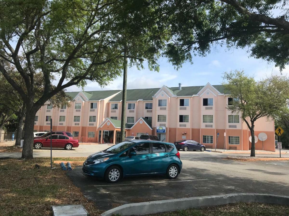 Days & By Wyndham Tampa/raymond Stadium 2*